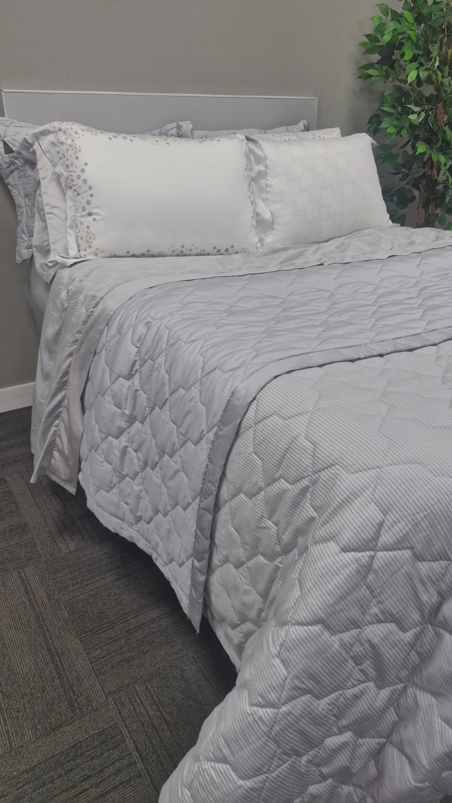 Jogo de cama cinza com colcha matelassada