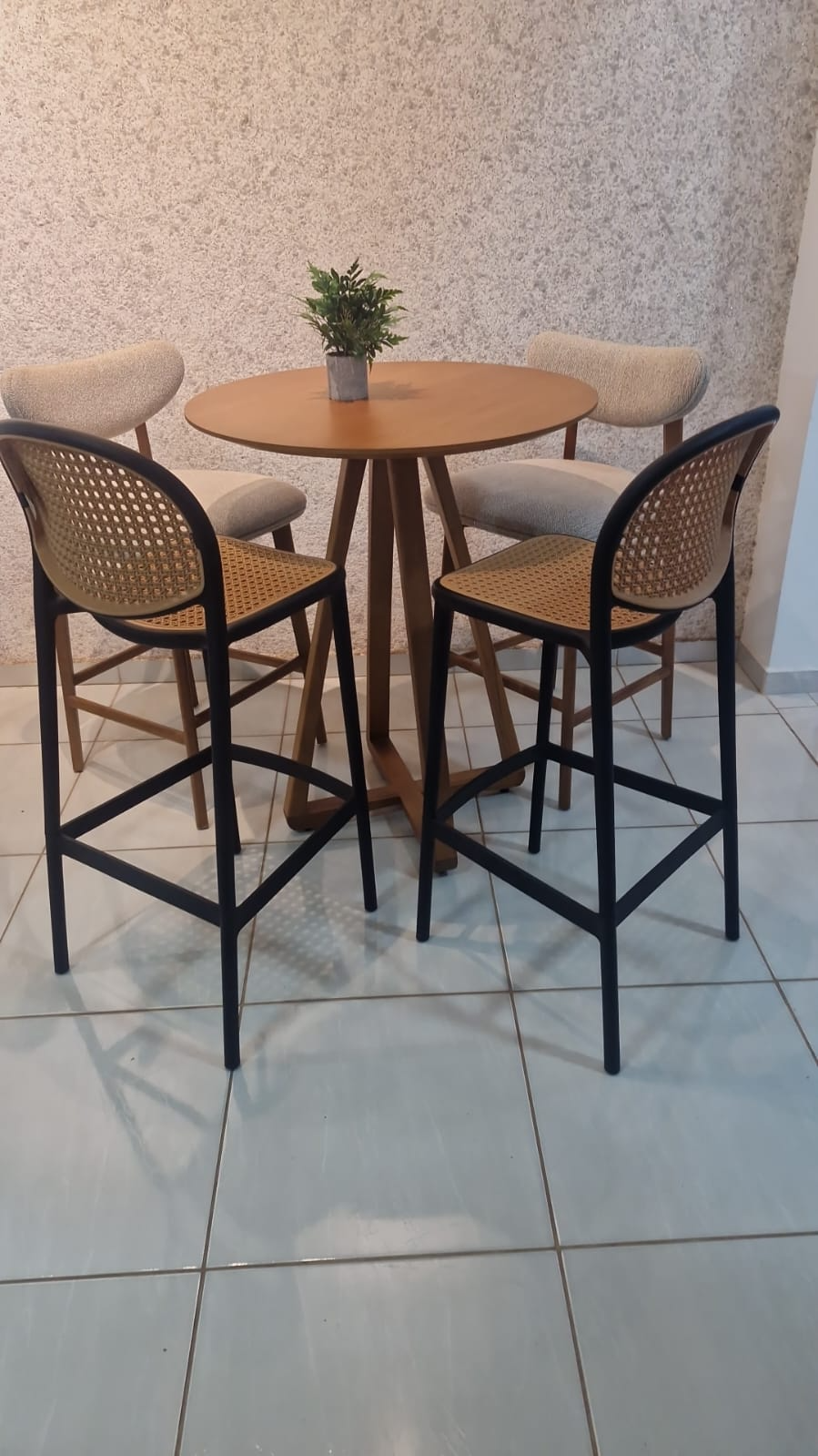 Conjunto bistrô com mesa alta redonda de madeira ref210, banquetas em palhinha com estrutura em pvc    ref.314
