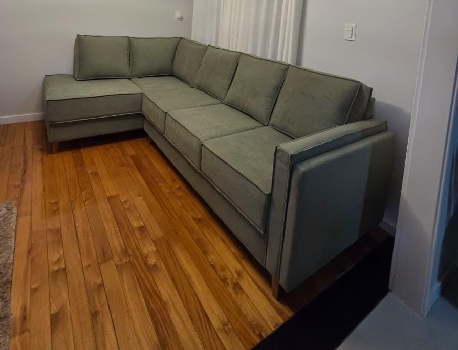 Sofá de canto verde musgo com chaise e pés de madeira
