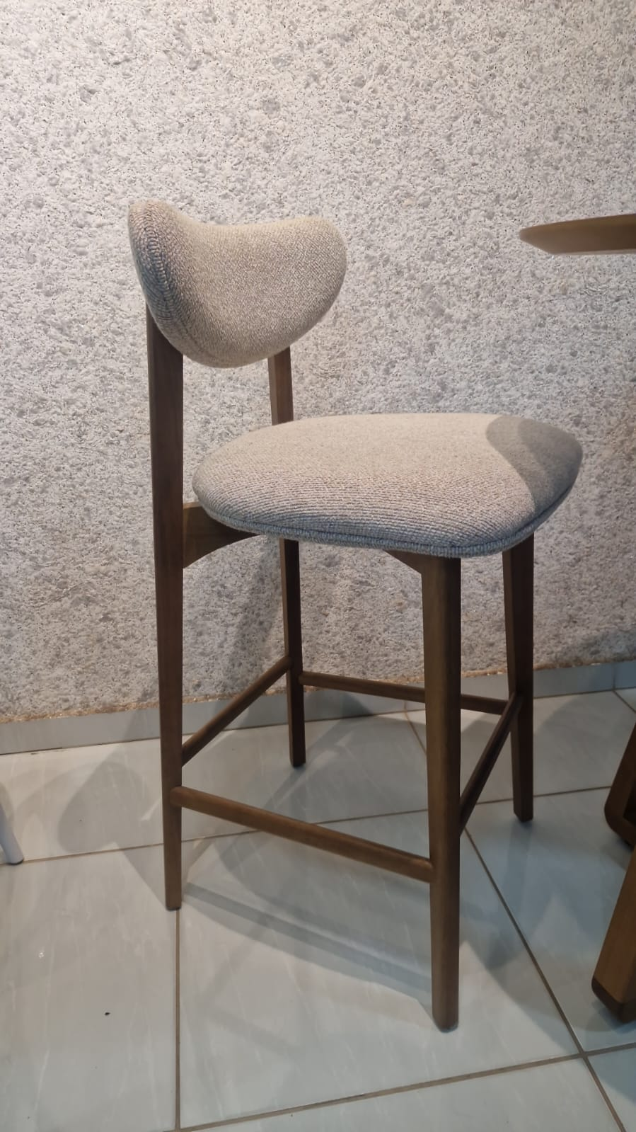 Banqueta alta estofada com encosto curvo e estrutura em madeira maciça   ref.316